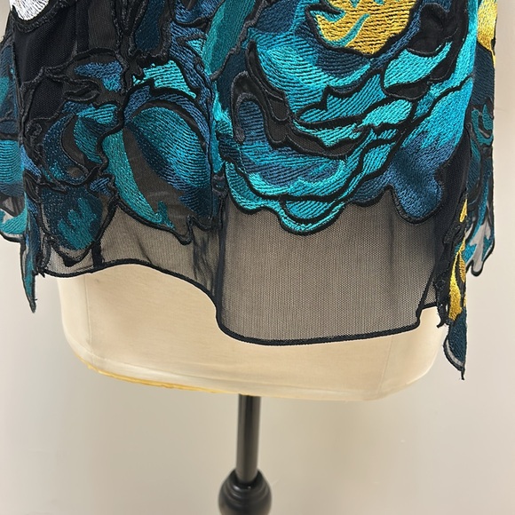 Striking Carlisle Black, Green, White, Gold Graphic Ruffled Top, 14 - Picture 9 of 14